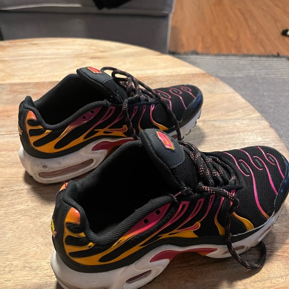 Nike Black and Pink Air Max Plus GS Sneakers 5Y - Picture 4 of 7
